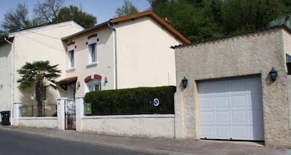Gîte avec jardin clos, terrasse et Wi-Fi, proche de Verdun