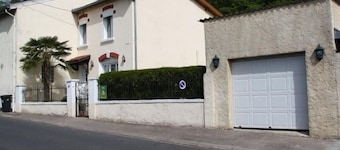 Cottage with enclosed garden, terrace and Wi-Fi, near Verdun