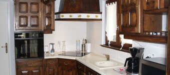 Cottage with enclosed garden, terrace and Wi-Fi, near Verdun
