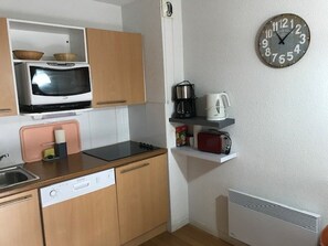 Private kitchen - Cozy 1BR + Sofa Bed, Covered Pool, Fitness Room, Parking, Near Slopes, 4 Guests (La Mongie)