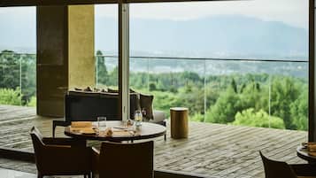 2 restaurants, dinner served, Italian cuisine
