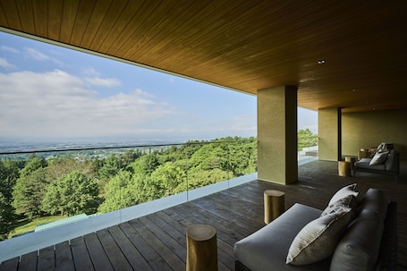 2 restaurants, dinner served, Italian cuisine