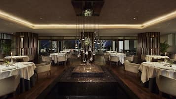 2 restauranter, middag serveres
