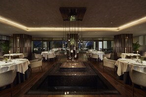 2 restaurants; dinner served 