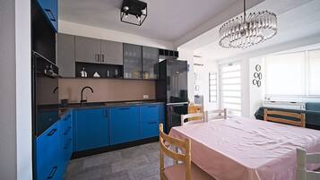 Apartment (A1) | Private kitchenette | Full-size fridge, microwave, oven, stovetop