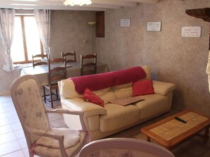 TV, fireplace - Country house with fishing, pets allowed (Halles-sous-les-Côtes)