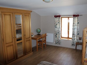 2 bedrooms, free WiFi - Country house with fishing, pets allowed (Halles-sous-les-Côtes)