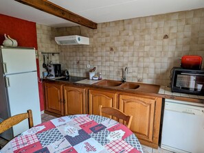 Fridge, microwave, dishwasher - Country house with fishing, pets allowed (Halles-sous-les-Côtes)