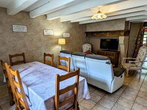 Dining - Country house with fishing, pets allowed (Halles-sous-les-Côtes)
