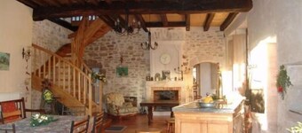 Historic XIV Century Cottage with Modern Comforts, Garden and Parking