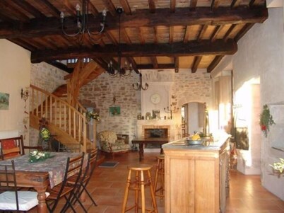 Historic XIV Century Cottage with Modern Comforts, Garden and Parking