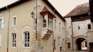 A narrow cobblestone street flanked by historic buildings with arched windows and a stone facade. - Historic XIV Century Cottage with Modern Comforts, Garden and Parking (Void-Vacon)