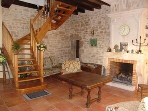 TV, fireplace - Historic XIV Century Cottage with Modern Comforts, Garden and Parking (Void-Vacon)