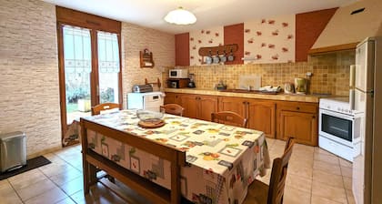 Casa de Campo Tranquila con Chimenea, Cerca de Verdún y Sedan, Ideal para Familias