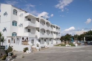 Vista frontal de la propiedad