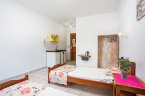 Estudio estándar | Cocineta privada | Frigobar, parrilla de estufa, tetera eléctrica y utensilios de cocina 