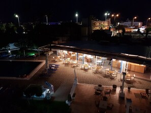 Vista frontal de la propiedad por la tarde o noche