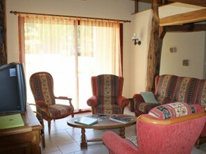 TV, fireplace - Charming 3-Bed Gîte with Fireplace, Garage, and Sunlit Terrace in Brixey-aux-Chanoines (Brixey-aux-Chanoines)