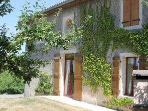Exterior - Charming 3-Bed Gîte with Fireplace, Garage, and Sunlit Terrace in Brixey-aux-Chanoines (Brixey-aux-Chanoines)