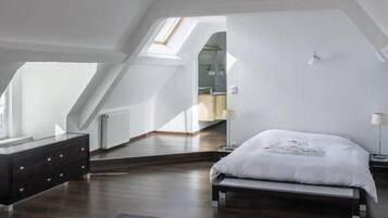 5 室のベッドルーム、WiFi (無料)、ベッドシーツ