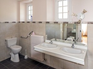 A modern bathroom with a toilet, two sinks, a mirror, and a radiator. - Spacious Gîte for 12 with Fireplace & Garden, Opposite Thillombois Castle (Thillombois)