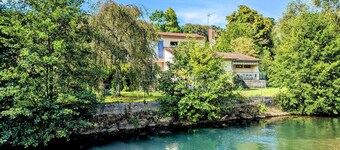 Riverside Retreat: Heated Pool, Tennis, 5 Bedrooms, Private Parking