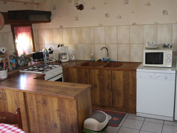 Fridge, microwave, dishwasher - Comfortable cottage in Halles-sous-les-Côtes with fireplace and terrace (Halles-sous-les-Côtes)