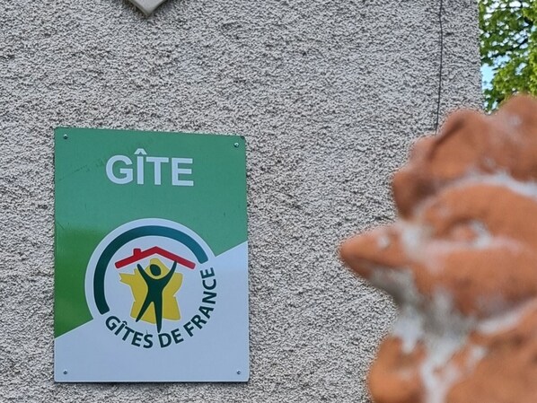 En skylt med texten ”GÎTES DE FRANCE” och en logotyp.