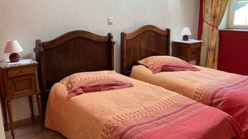 5 bedrooms, free WiFi, bed sheets