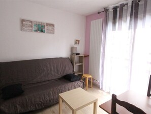TV - Cozy studio in Luchon - Balcony, private garage, pets allowed, near cable car (Bagnères-de-Luchon)