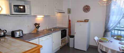 Kühlschrank, Mikrowelle, Herdplatte, Geschirrspüler