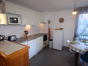 Réfrigérateur, micro-ondes, plaque de cuisson, lave-vaisselle
