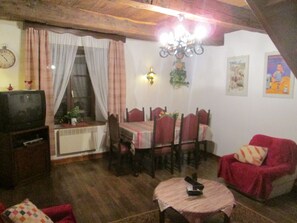 Dining - Charming Rural Retreat with Modern Amenities near Verdun – Pets Welcome! (Bréhéville)