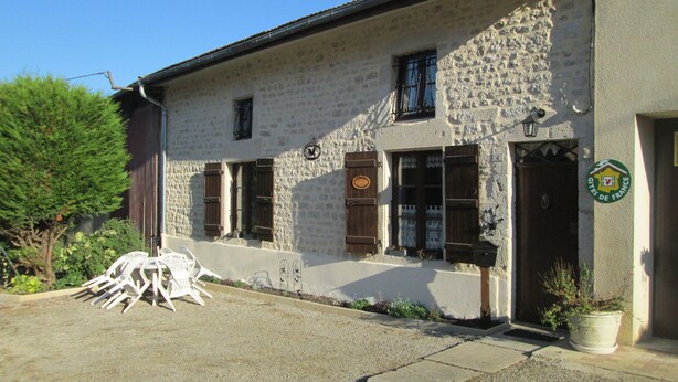 A stone building with a sign reading "Gites de France". - Charming Rural Retreat with Modern Amenities near Verdun – Pets Welcome! (Bréhéville)
