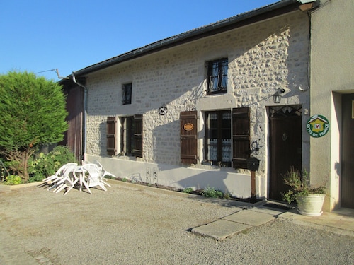 Charming Rural Retreat with Modern Amenities near Verdun – Pets Welcome!