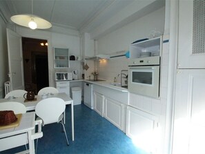Fridge, microwave, oven, stovetop - Sunny 1BR Apartment for 4, Across from Luchon Thermal Baths, Near Ski Lift (Bagnères-de-Luchon)