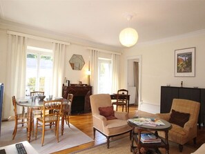 TV - Sunny 1BR Apartment for 4, Across from Luchon Thermal Baths, Near Ski Lift (Bagnères-de-Luchon)