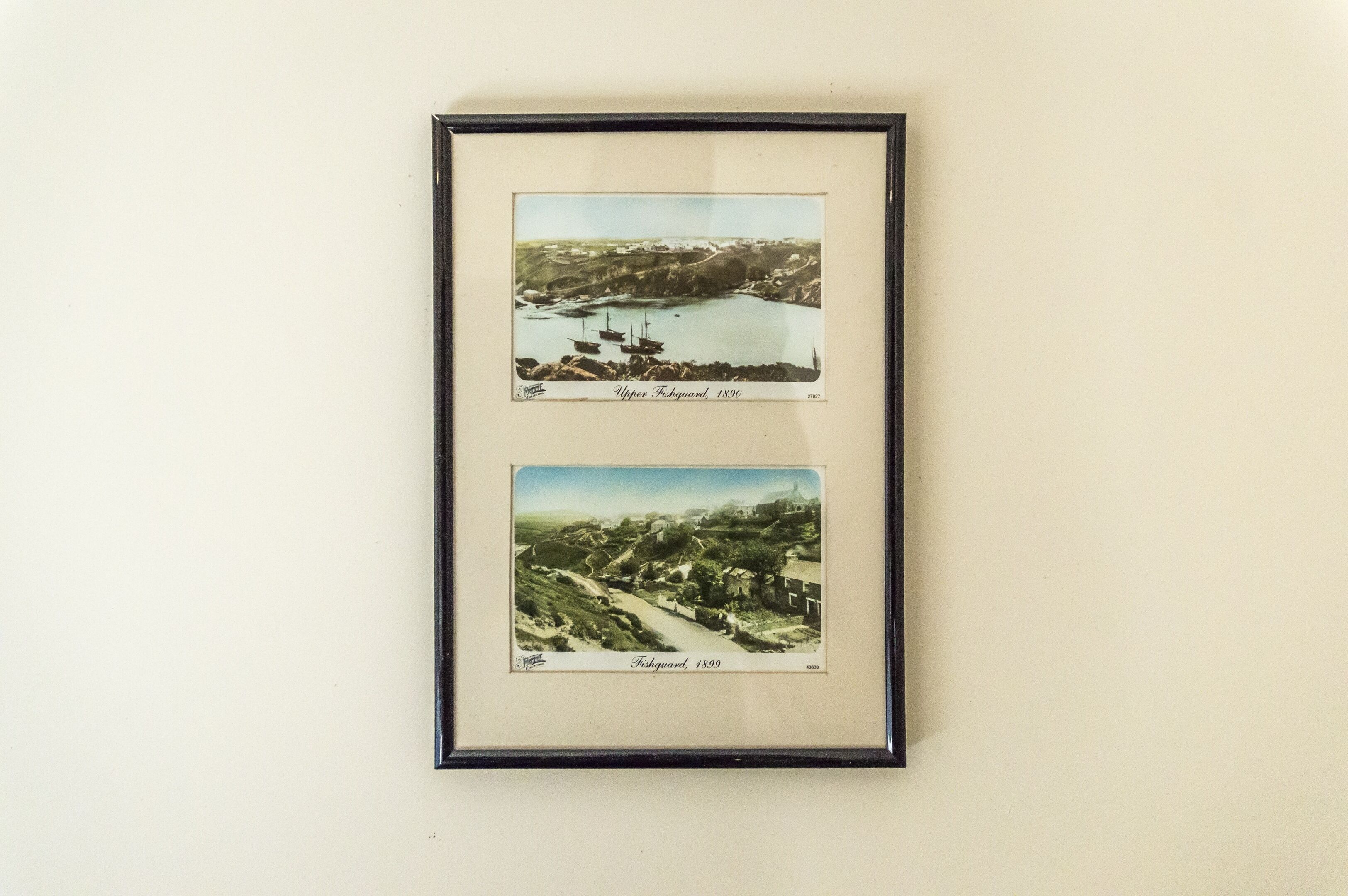 Twee ingelijste foto’s van Falkland, bovenaan en onderaan, gedateerd 1890 en 1899, waarop historische landschappen te zien zijn met water en paden.