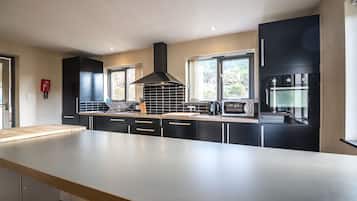 House (3 Bedrooms) | Private kitchen | Full-size fridge, microwave, oven, stovetop