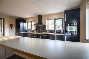 独立别墅 (3 Bedrooms) | 私人厨房 | 大冰箱、微波炉、烤箱、炉灶