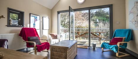 House (3 Bedrooms) | Living area | 36-inch flat-screen TV with digital channels, TV