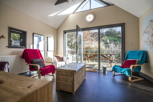 Rock Cottage - 3 Bedroom Holiday Home