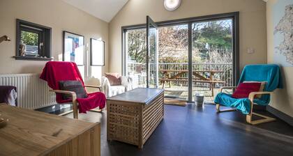 Rock Cottage - 3 Bedroom Holiday Home