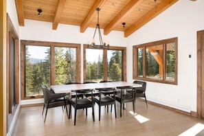 Dining - Custom-Built Cabin in Spanish Peaks with Beautiful Views (Big Sky)