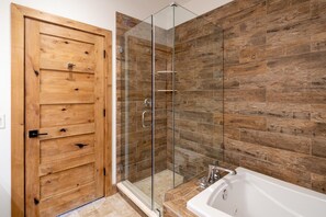 Combined shower/bathtub, jetted bath, hair dryer, towels - Custom-Built Cabin in Spanish Peaks with Beautiful Views (Big Sky)