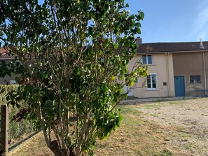 Property grounds - Charming Renovated Home near Verdun with Modern Amenities, Terrace, and Garden (Forges-sur-Meuse)