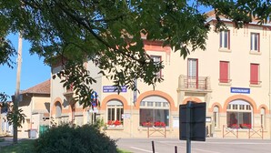 A building with a restaurant sign, a bar/restroom sign, and a service sign. - Charming Renovated Home near Verdun with Modern Amenities, Terrace, and Garden (Forges-sur-Meuse)