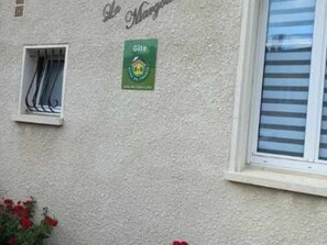 Un edificio con una ventana y un letrero que dice 'Gite'.