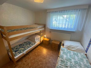 2 Schlafzimmer, Reisekinderbett