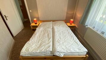 2 slaapkamers, reisbedje